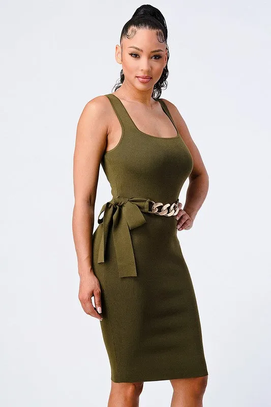 BOLD CHAIN BELTED KNIT BODYCON MIDI DRESS